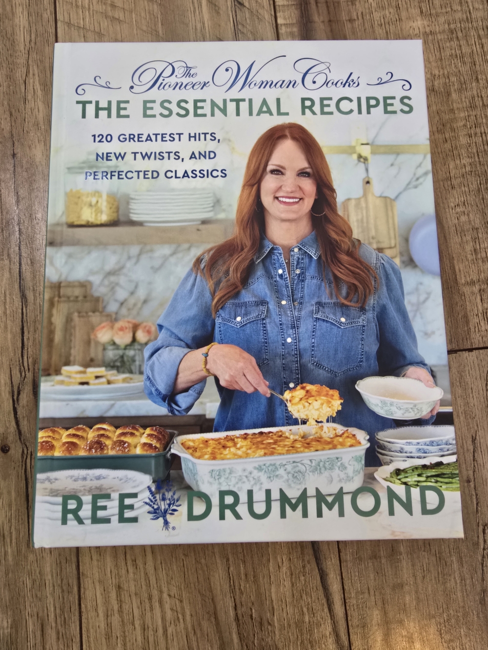 The Pioneer Woman Cooks: The Essential Recipes - Green Ceramic Bakeware Cover
